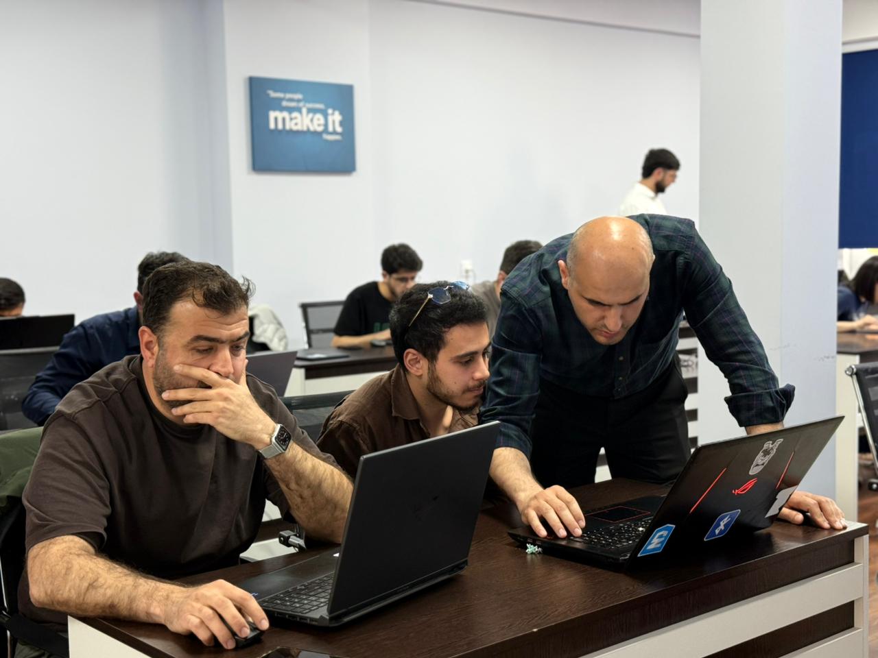 Преподаватель Ingress Academy помогает студентам на практике